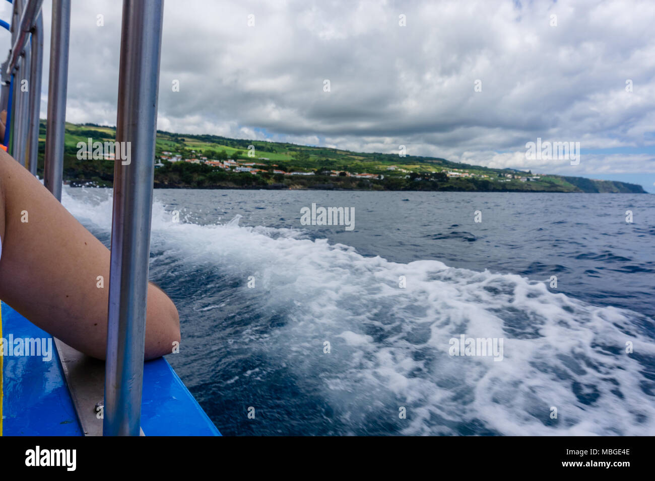 Bootsdeck unterwegs Insel in Sicht. Sao Miguel, Azoren. Stockfoto