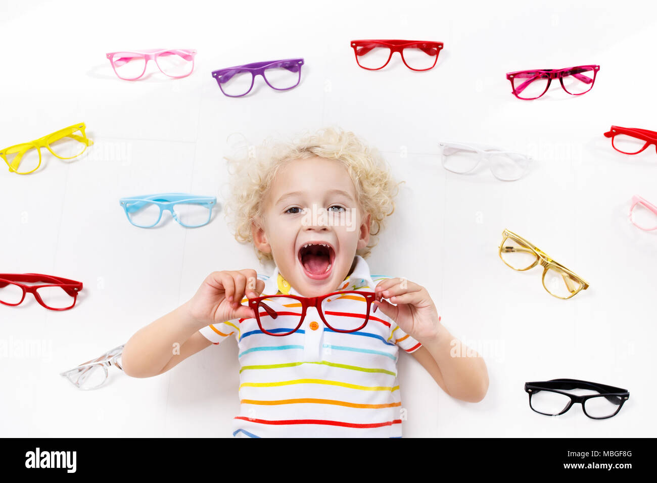 Kind an der Augen testen. Kind Auswahl Gläser Optiker speichern.  Sehvermögen Messung für Schulkinder. Augenschutz für Kinder. Arzt performin  Stockfotografie - Alamy