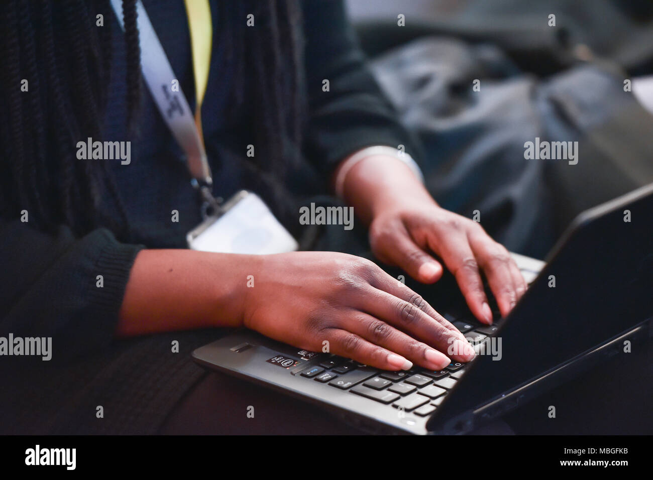 Nahaufnahme der Hände auf laptop Stockfoto