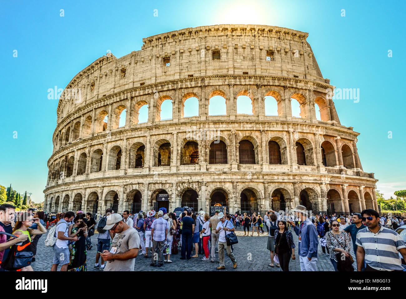 Massen von Touristen warten, außerhalb der antiken Kolosseum an einem sonnigen Nachmittag in Rom Italien Stockfoto