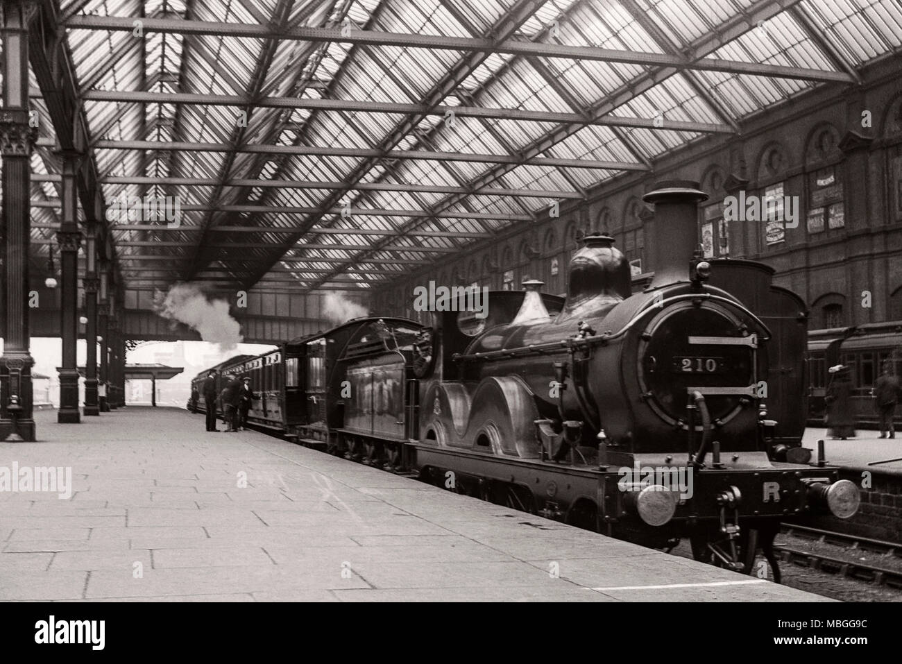 Ca. 1909 Bild von einer Glasplatte Negativ einer Midland Railway Steam Train Nr. 210 an einem unbekannten Ort gebracht. Stockfoto
