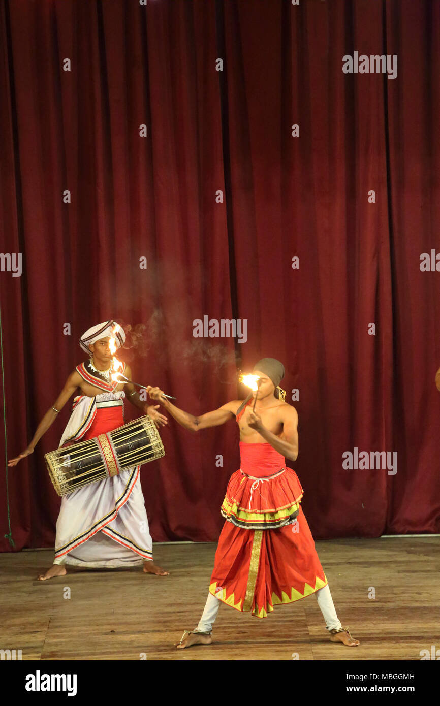 Sangaraja Mawatha Kandy Zentralprovinz Sri Lanka Kandy Kulturzentrum Kandyan Tänzerinnen der Gini-index Sisila (Feuer Tanz) Stockfoto