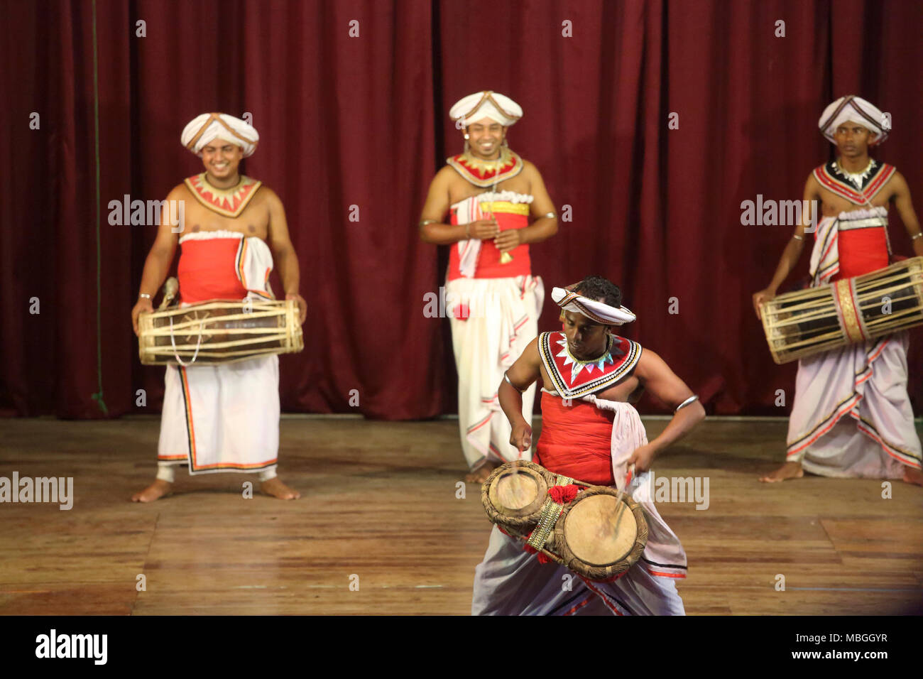 Sangaraja Mawatha Kandy Zentralprovinz Sri Lanka Kandy Kulturzentrum Kandyan Trommler spielen Der Thammattama, Geta, Beraya Horanawa und die Yak Stockfoto