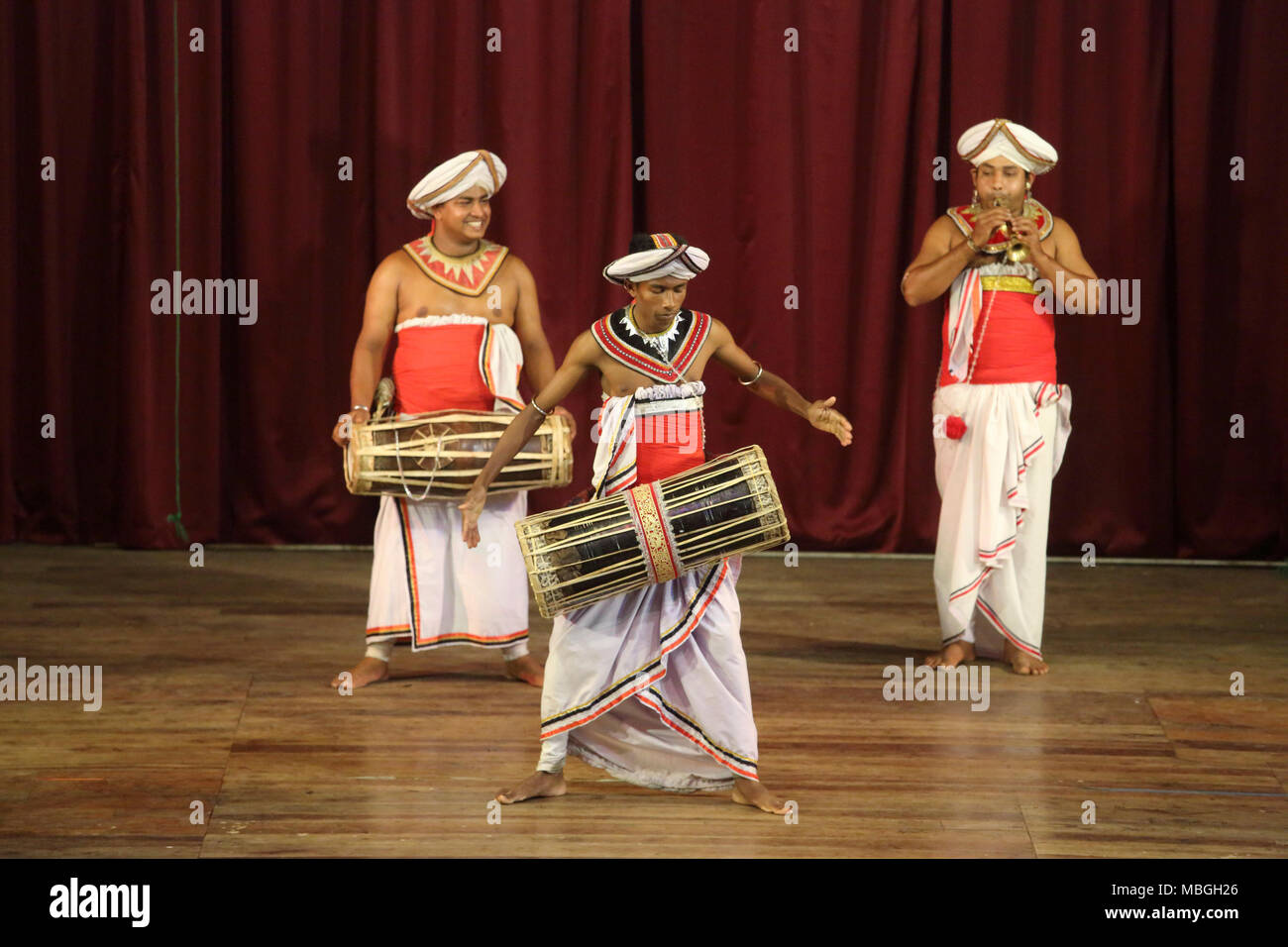 Sangaraja Mawatha Kandy Zentralprovinz Sri Lanka Kandy Kulturzentrum Kandyan Musiker spielen die Yak Beraya, Geta Beraya und die Horanawa Stockfoto