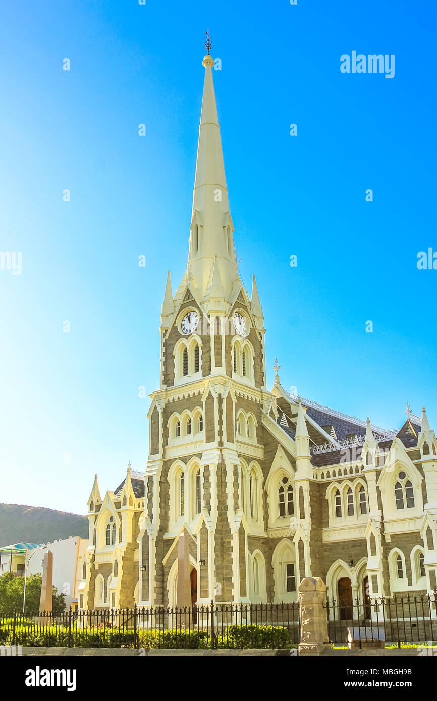 Victorian Gothic reformierten Mutter Kirche in Graaff-Reinet, Eastern Cape, Großen Karoo, Südafrika. Clock Tower und Fassade des historischen niederländischen Kirche im Stadtzentrum, erbaut 1886. Vertikale erschossen. Blue Sky Stockfoto