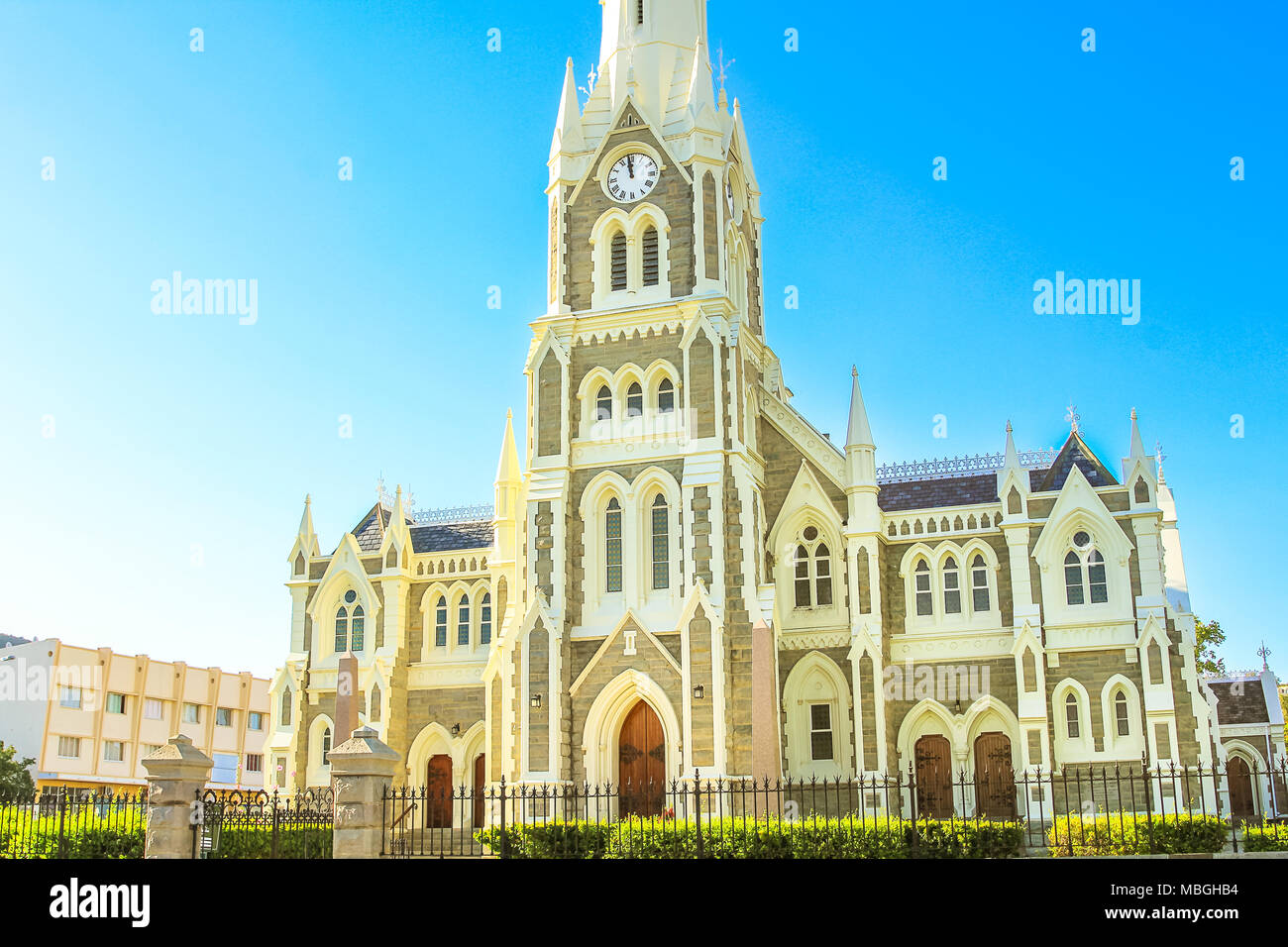 Majestic Victorian Gothic reformierten Mutter Kirche in Graaff-Reinet, Eastern Cape, Großen Karoo, Südafrika. Fassade des historischen niederländischen Kirche, erbaut 1886, im Zentrum der Stadt. Sonnigen Tag, blauer Himmel Stockfoto