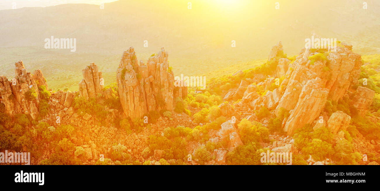 Panorama des Tals der Verwüstung als auch die Kathedrale von den Bergen, im Camdeboo Nationalpark mit Sonnenuntergang. Karoo in Eastern Cape in der Nähe von Graaff-Reinet, Südafrika. Banner mit Kopie Raum Stockfoto