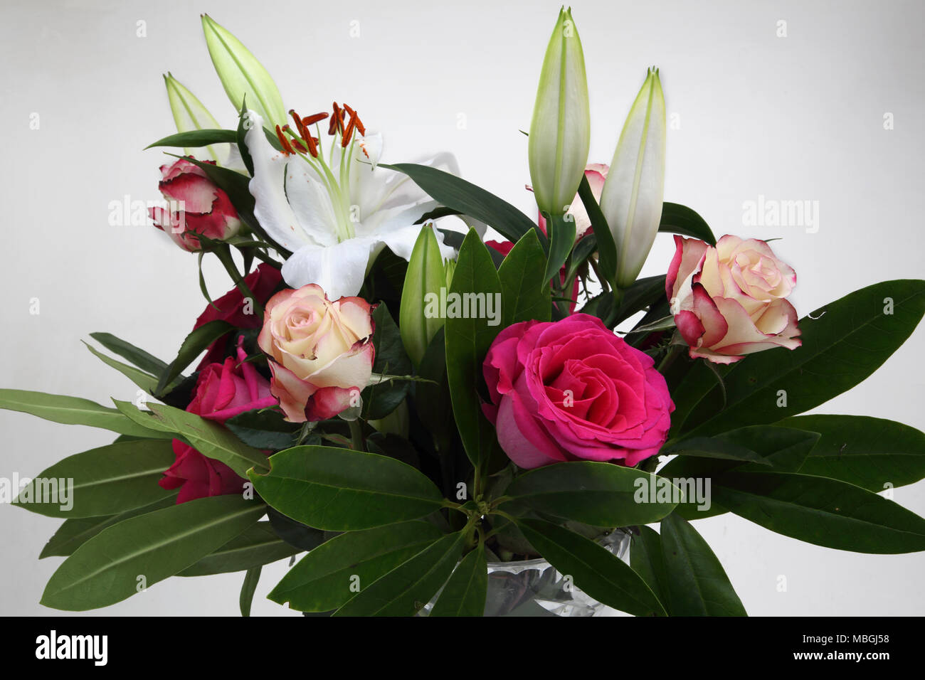 Blumenstrauß Rosen und Lilien in Vase Glas Kristall Stockfoto