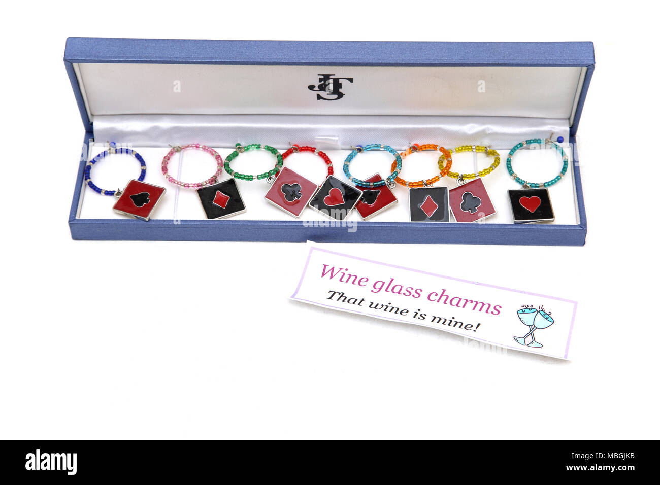 Perlen und Emaille Glas Wein Charme mit den vier Farben, Symbole aus der Packung Spielkarten Stockfoto