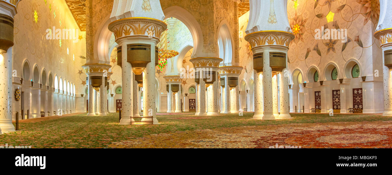 Der wichtigste Gebet Hall Teppich an der Scheich-Zayid-Moschee in Abu Dhabi  ist der weltweit größte handgeknüpfte Teppich, entworfen von Dr. Ali  Khaliqi Stockfotografie - Alamy