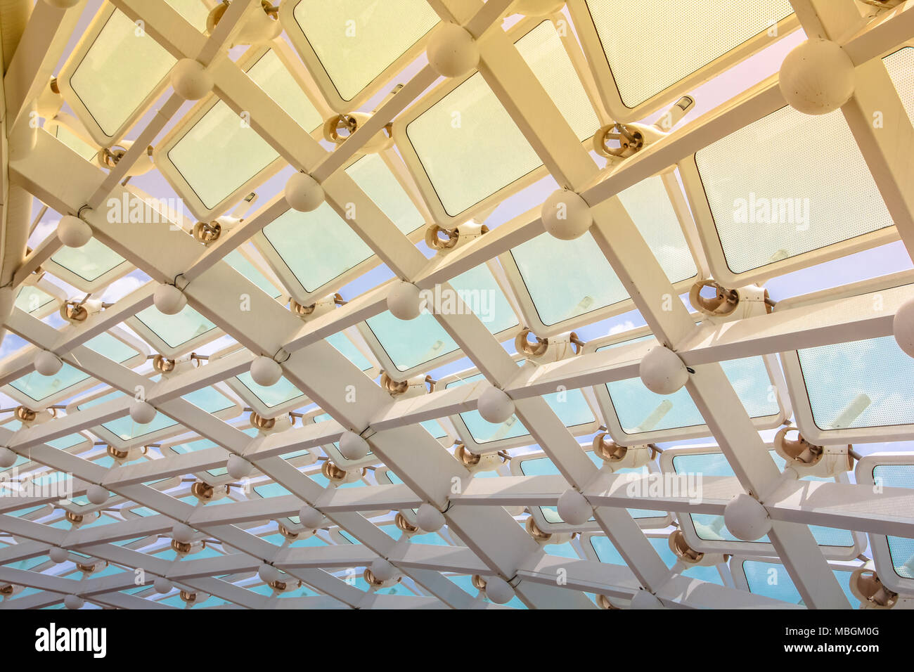 Abu Dhabi, VAE - April 22, 2013: LED-Fassade Detail der Glasscheiben im Inneren Yas Viceroy, Abu Dhabi Yas Island. Das 5-Sterne Luxus Resort Hotel ist auf Yas Marina Circuit entfernt. Architektur Hintergrund. Stockfoto