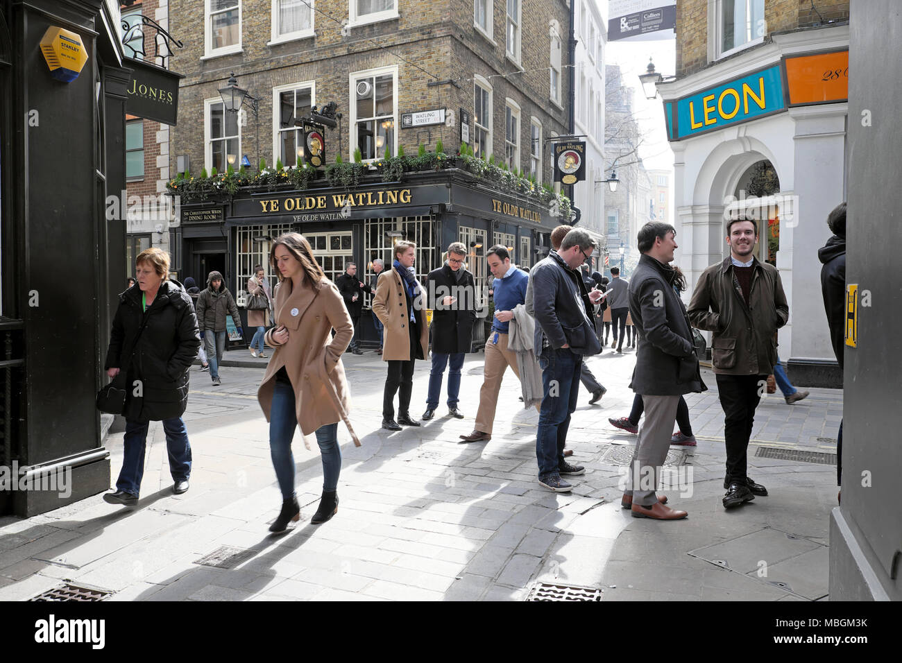 Stadt Büro Menschen Warteschlange für das Mittagessen an der Ecke der Watling Street und Bow Lane von Ye Olde Watling Pub in der City von London UK KATHY DEWITT Stockfoto