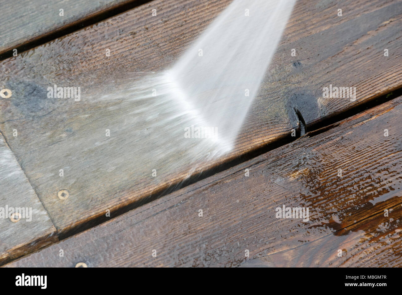 Holz terrasse Reinigung mit Hochdruck-wasserstrahl Stockfoto