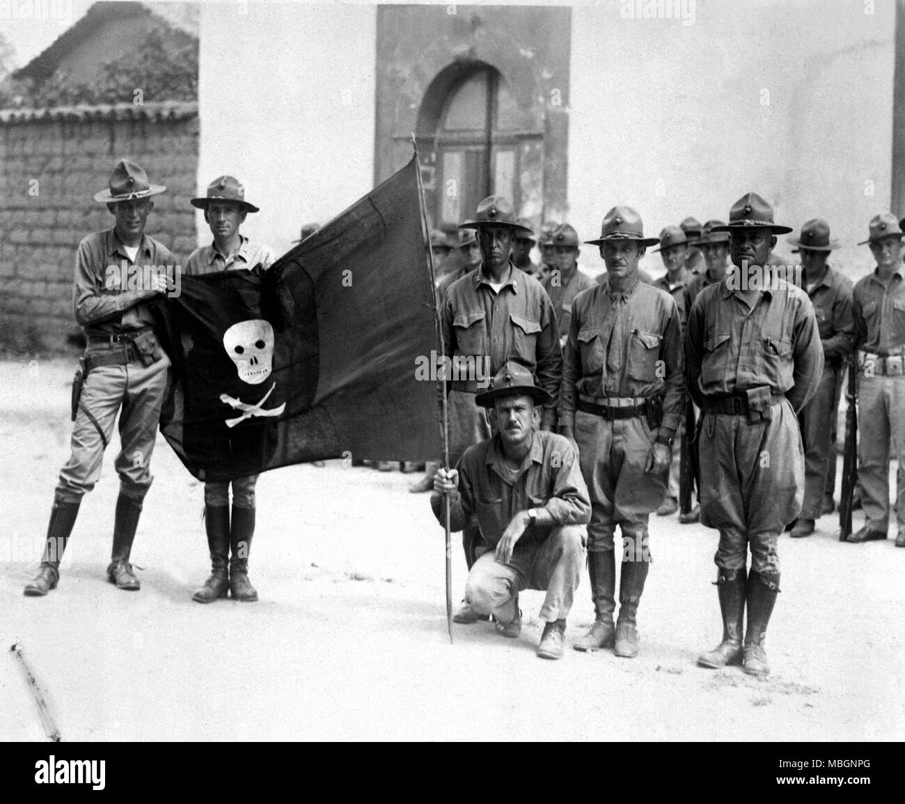 Marines halten einem erbeuteten Flagge des Sandinistos Stockfoto