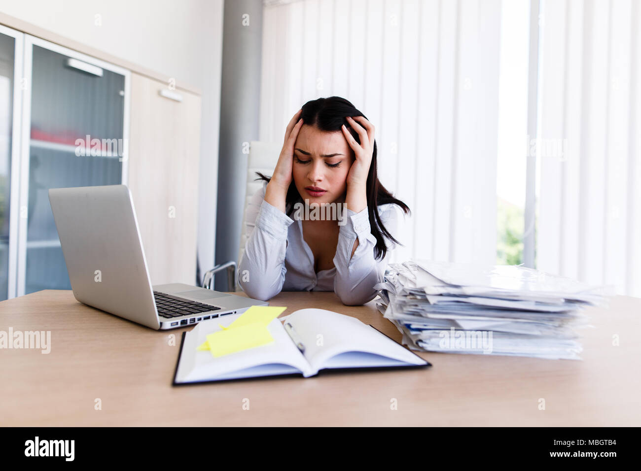 Deprimiert Geschäftsfrau in seinem Büro kann der Job auf Zeit. Stockfoto