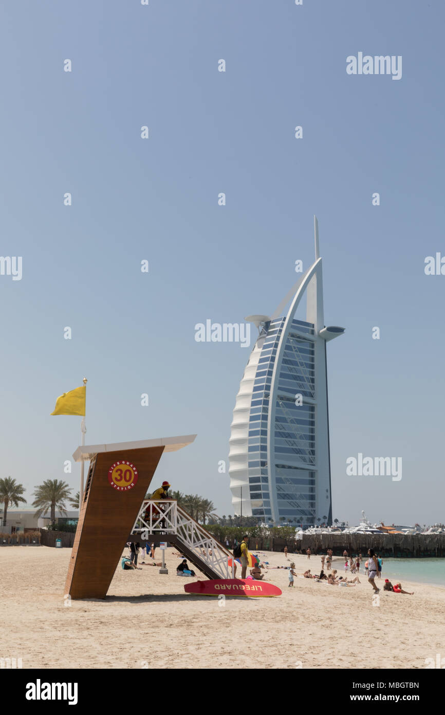 Dubai, Vereinigte Arabische Emirate, 27. März 2018: Blick auf das Burj Al Arab Jumeirah vom Jumeirah Beach Stockfoto