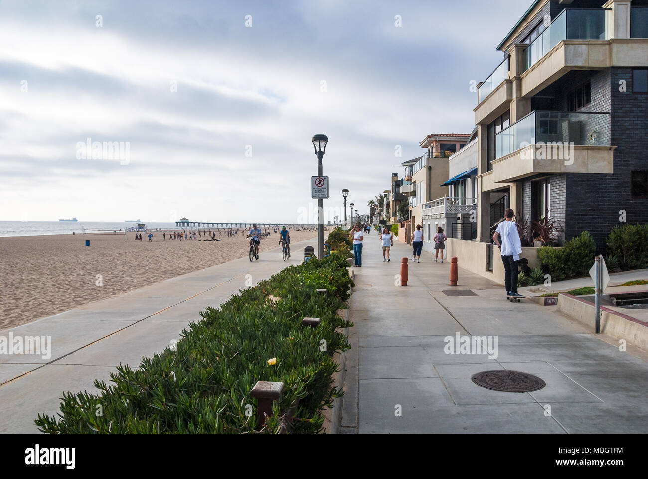 Die Menschen genießen den Strand am Manhattan Beach in Los Angeles County, Kalifornien. (USA) Stockfoto