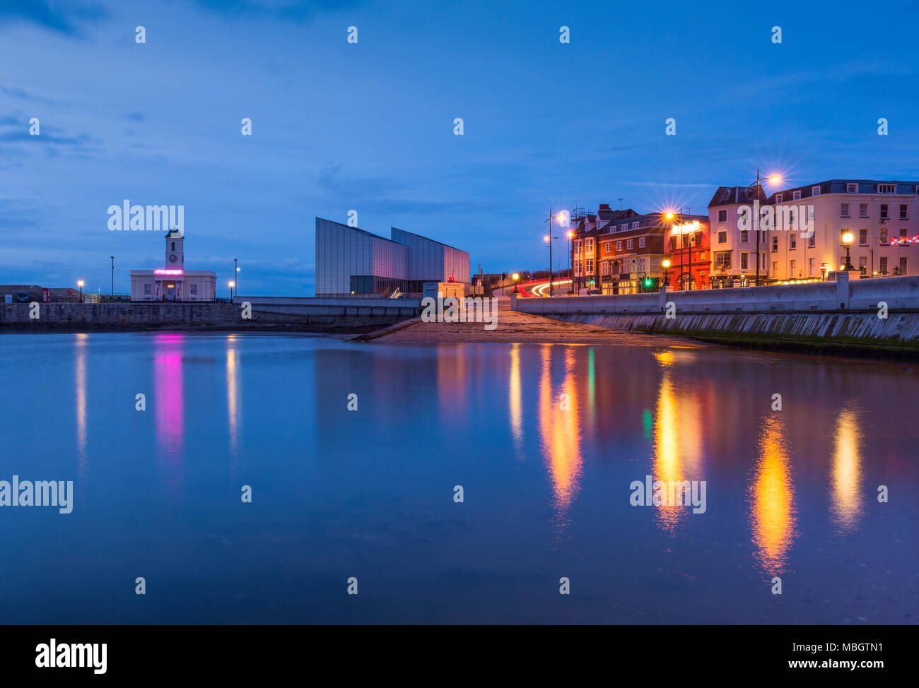 Margate seafront einschließlich der Turner Contemporary und Droit Haus in der Dämmerung leuchtet Stockfoto