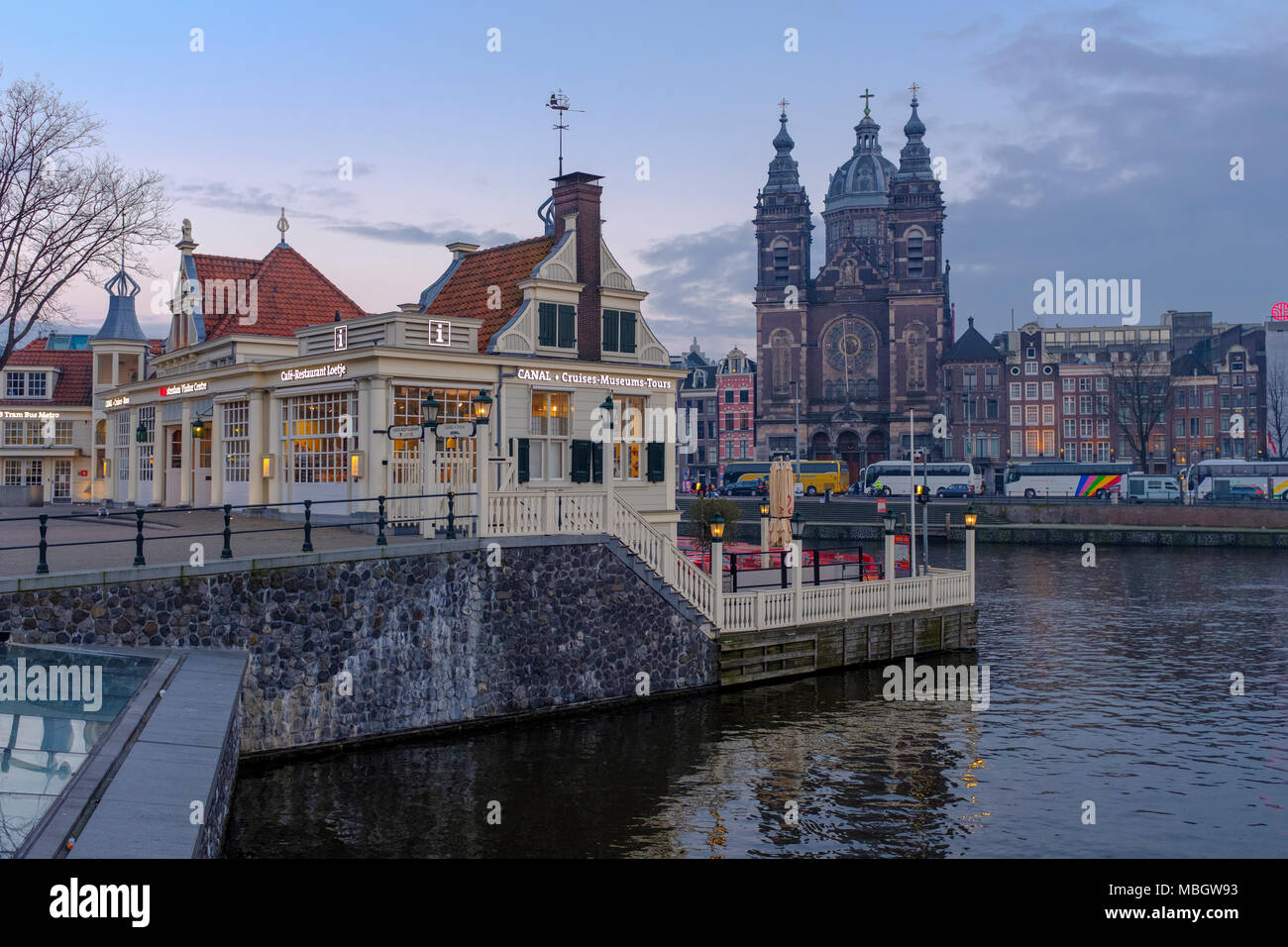 Kirche des Heiligen Nikolaus RK Nicolaaskerk. Amsterdam. Grand Katholische Kirche mit einer durchdachten Innenraum mit vielen Fresken und Buntglasfenstern. Stockfoto