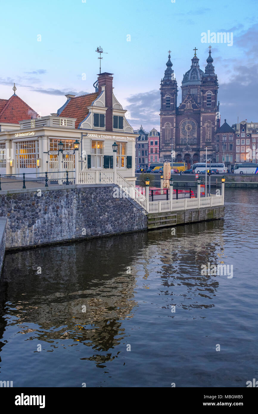 Kirche des Heiligen Nikolaus RK Nicolaaskerk. Amsterdam. Grand Katholische Kirche mit einer durchdachten Innenraum mit vielen Fresken und Buntglasfenstern. Stockfoto