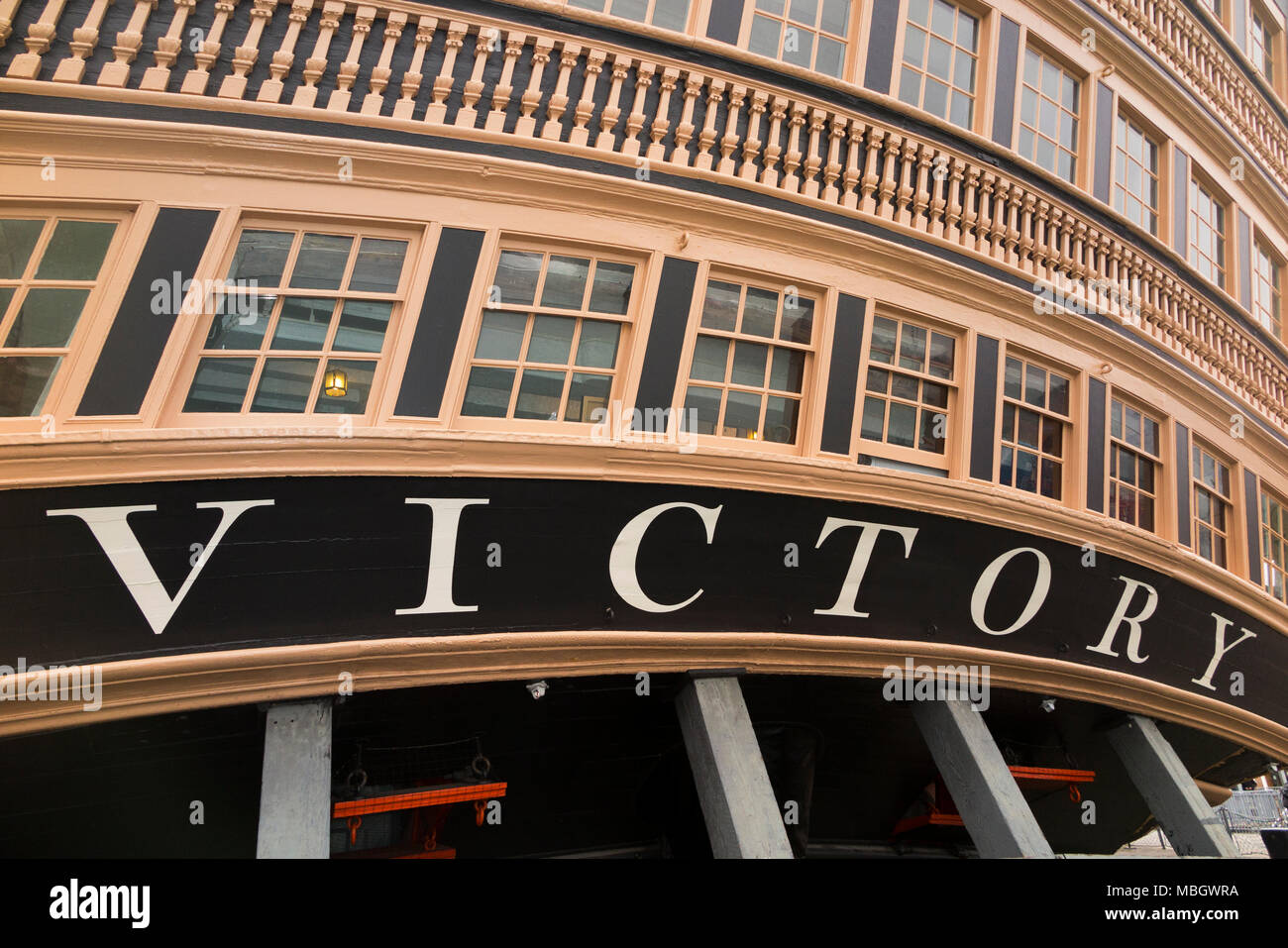 Name & Windows Zurück zur Haspelhorizontalverstellung (stern Galerien/Galerie) von Admiral Lord Nelsons Flaggschiff HMS Victory. Portsmouth Historic Dockyard/Werften UK Stockfoto