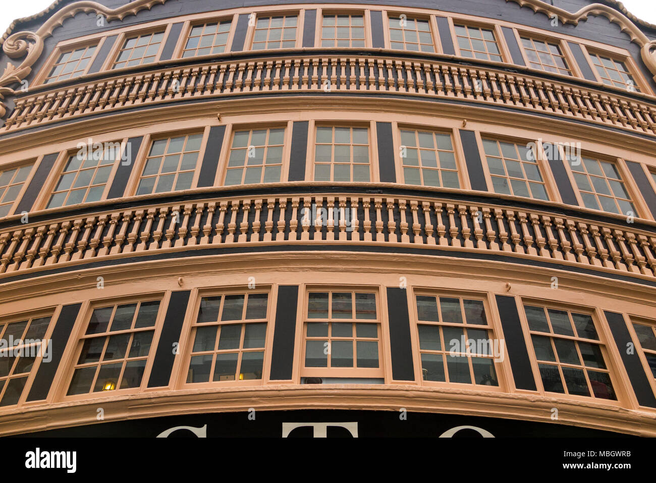 Windows Zurück zur Haspelhorizontalverstellung (stern Galerien/Galerie) von Admiral Lord Nelsons Flaggschiff HMS Victory. Portsmouth Historic Dockyard/Werften UK (95) Stockfoto
