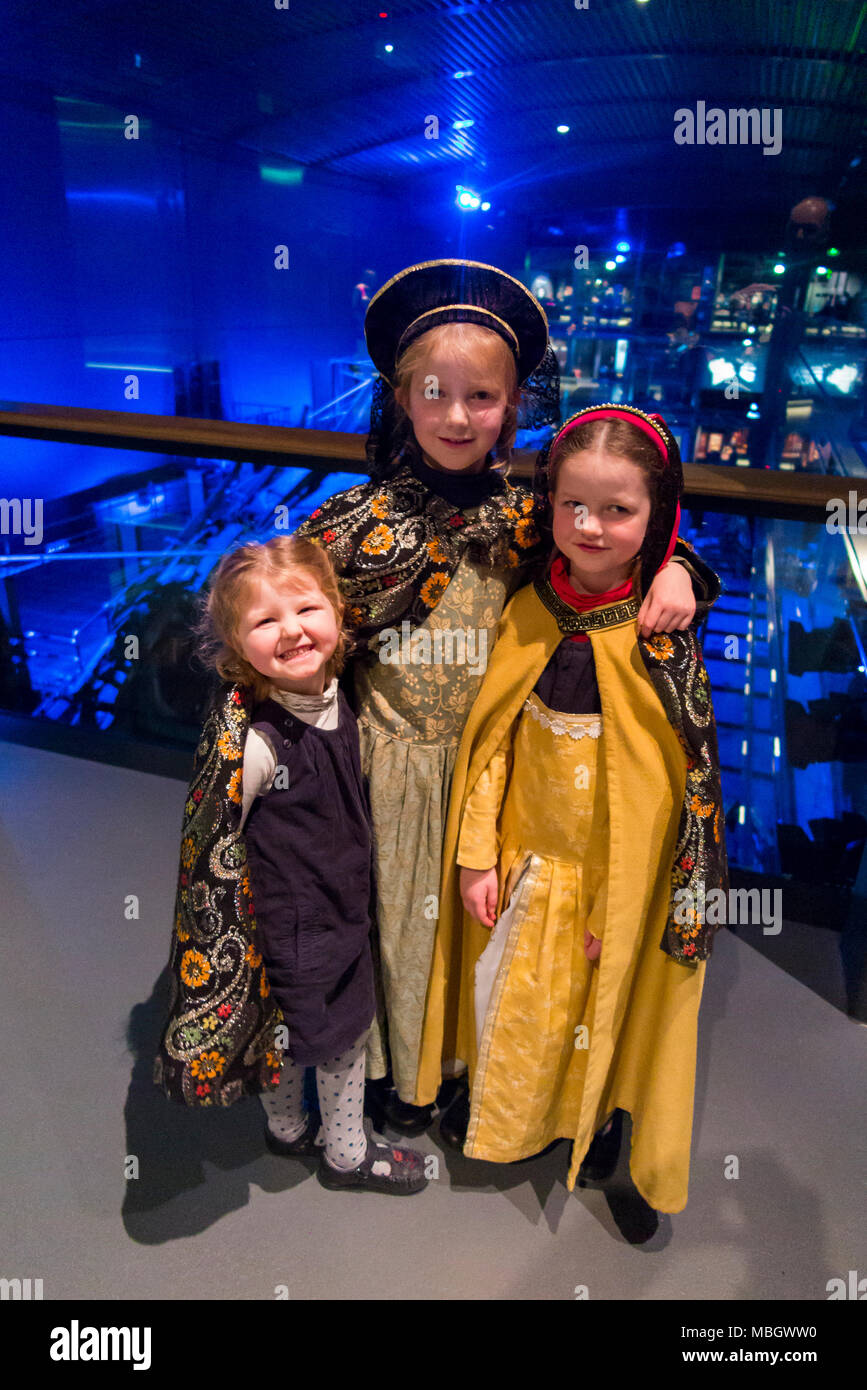 Drei junge Schwestern versuchen, Tudor Periode Kostüm Kleidung Kleidung in  der Mary Rose Museum beim Besuch / sehen die Mary Rose Schiff. Portsmouth.  Großbritannien Stockfotografie - Alamy