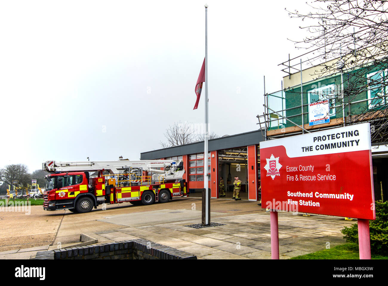 Southend Gemeinschaft Fire Station, Sutton Road, mit Fahne auf Halbmast. Essex County Fire & Rescue Service Stockfoto