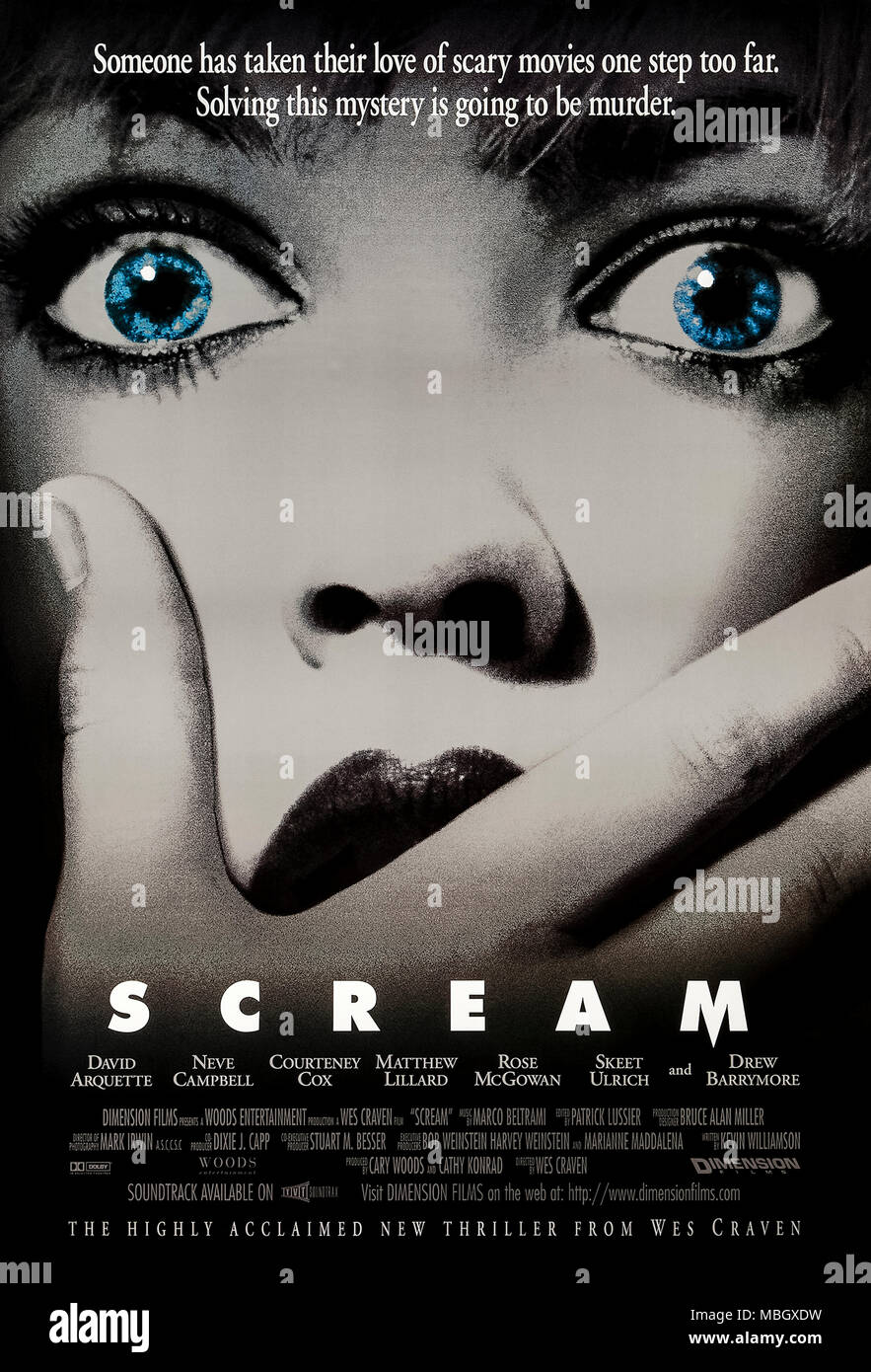 Scream (1996) von Wes Craven Regie und Hauptdarsteller Neve Campbell, Courteney Cox und David Arquette. Ein Serienmörder ein Teenager und ihre Freunde mit unvergesslichen Stereotypen von den letzten Horror Filme. Was ist Ihr Lieblingsfilm scary movie? Stockfoto