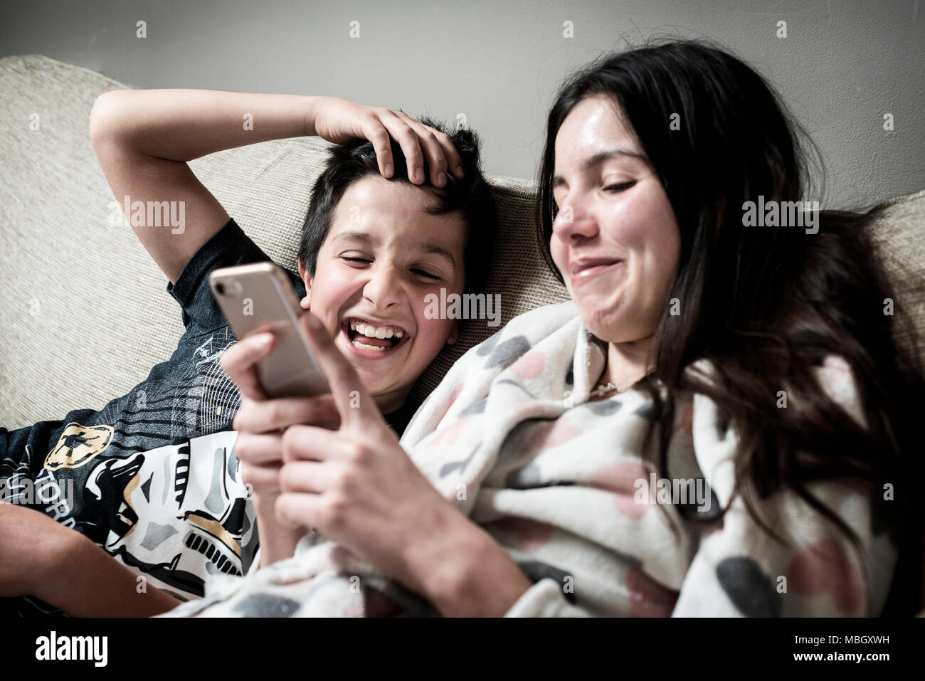 Kinder beobachten lustige Videos zusammen auf smart phone Stockfoto