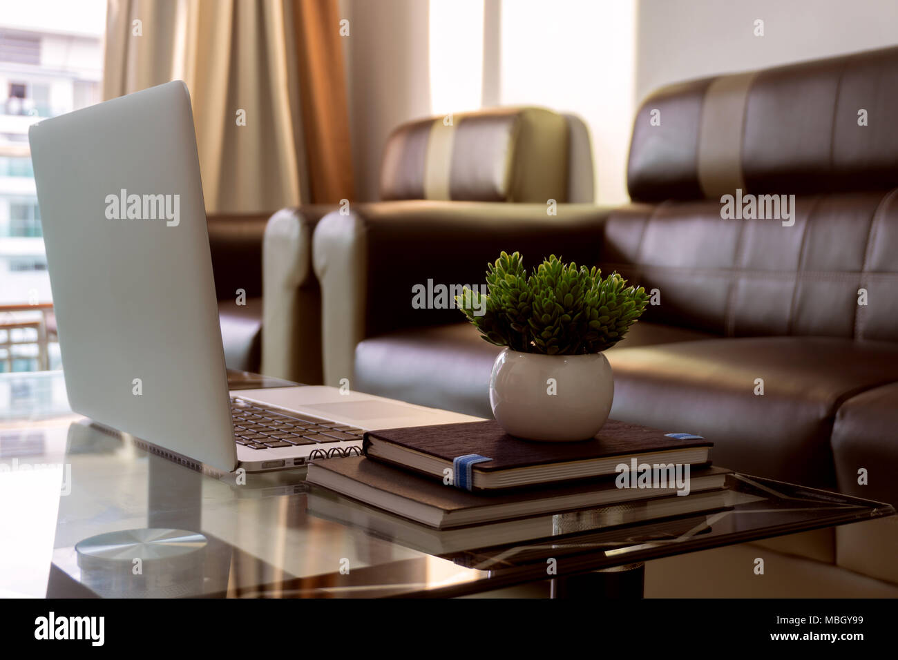 Innenraum des Home Office bei Sonnenuntergang Stockfoto