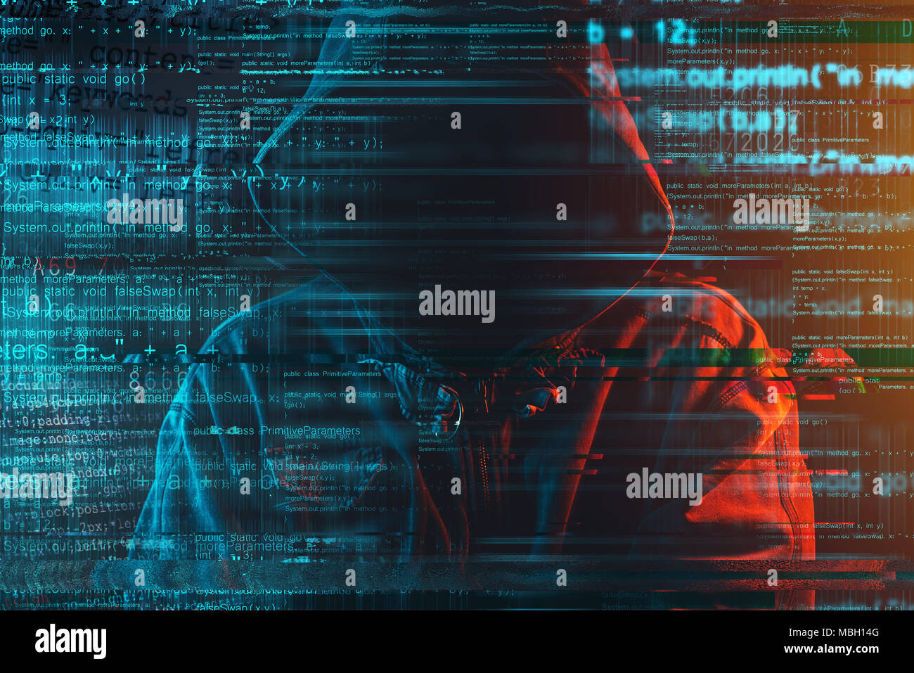 Stereotypische Bild von computer Hacker mit Kapuze und Computer Code. Gesichtslosen hooded männliche Person mit roten und blauen Licht beleuchtet, konzeptionelle Low Key Stockfoto