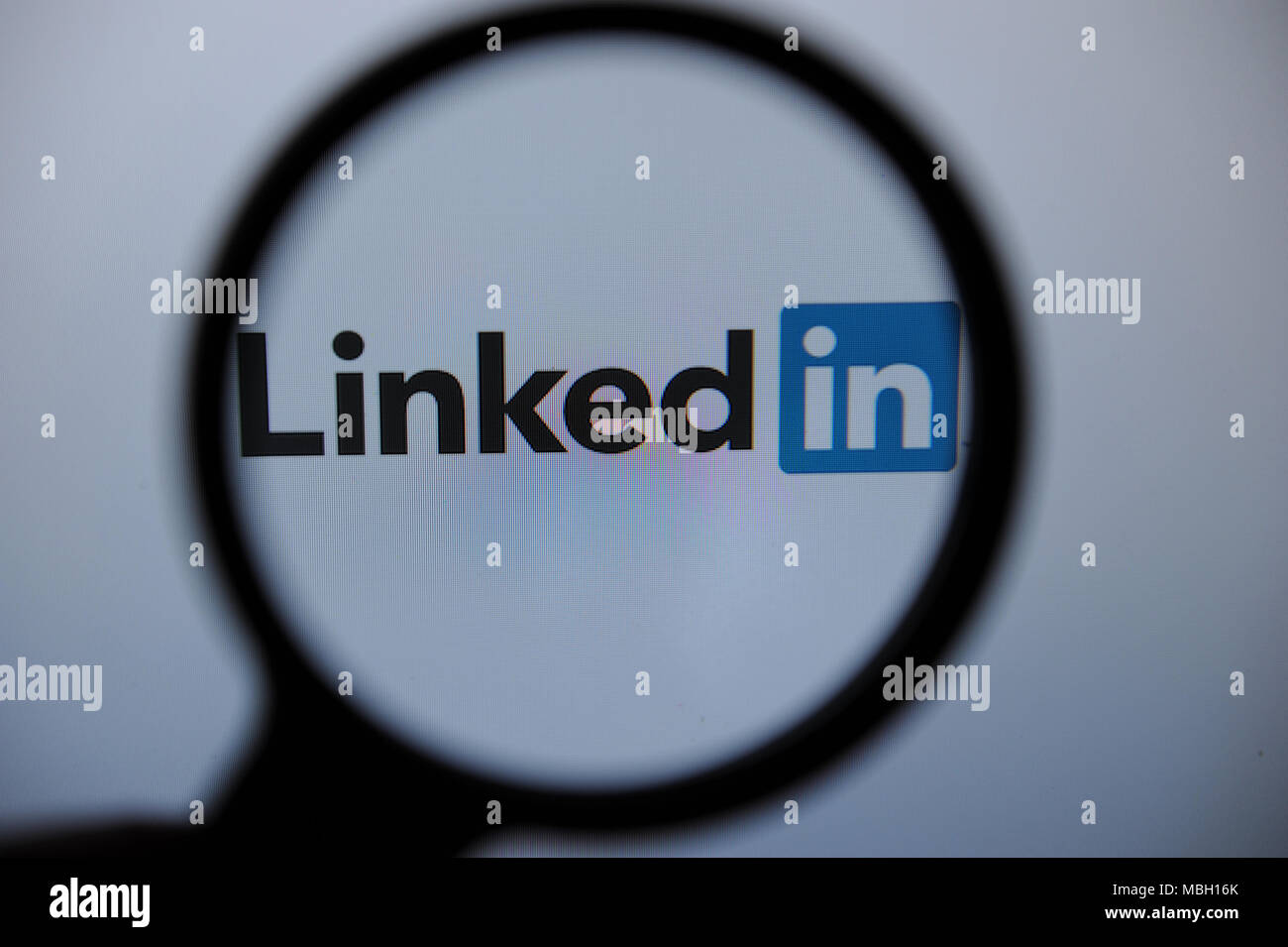 Die Linkedin Logo ist durch ein Vergrößerungsglas gesehen Stockfoto