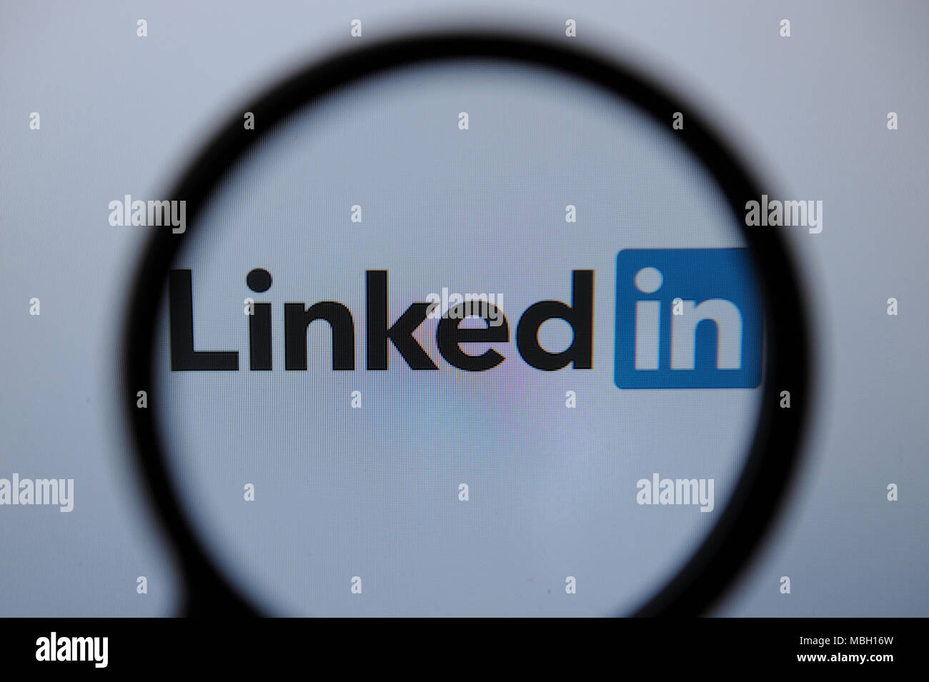 Die Linkedin Logo ist durch ein Vergrößerungsglas gesehen Stockfoto