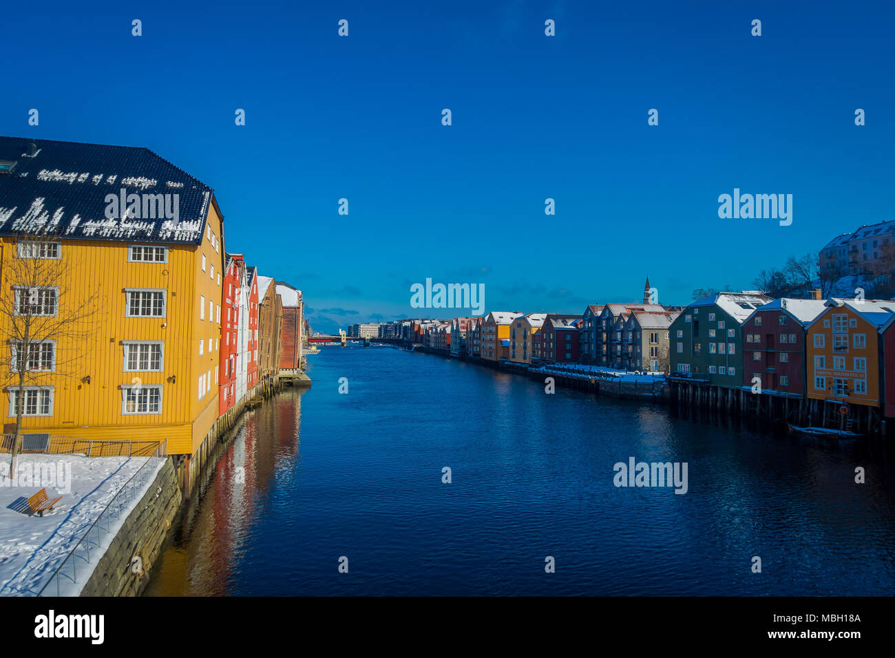 TRONDHEIM, Norwegen - 04 April, 2018: Wunderschöner Blick über die berühmten bunten Häuser aus Holz von der Brücke in Trondheim, Norwegen Stockfoto