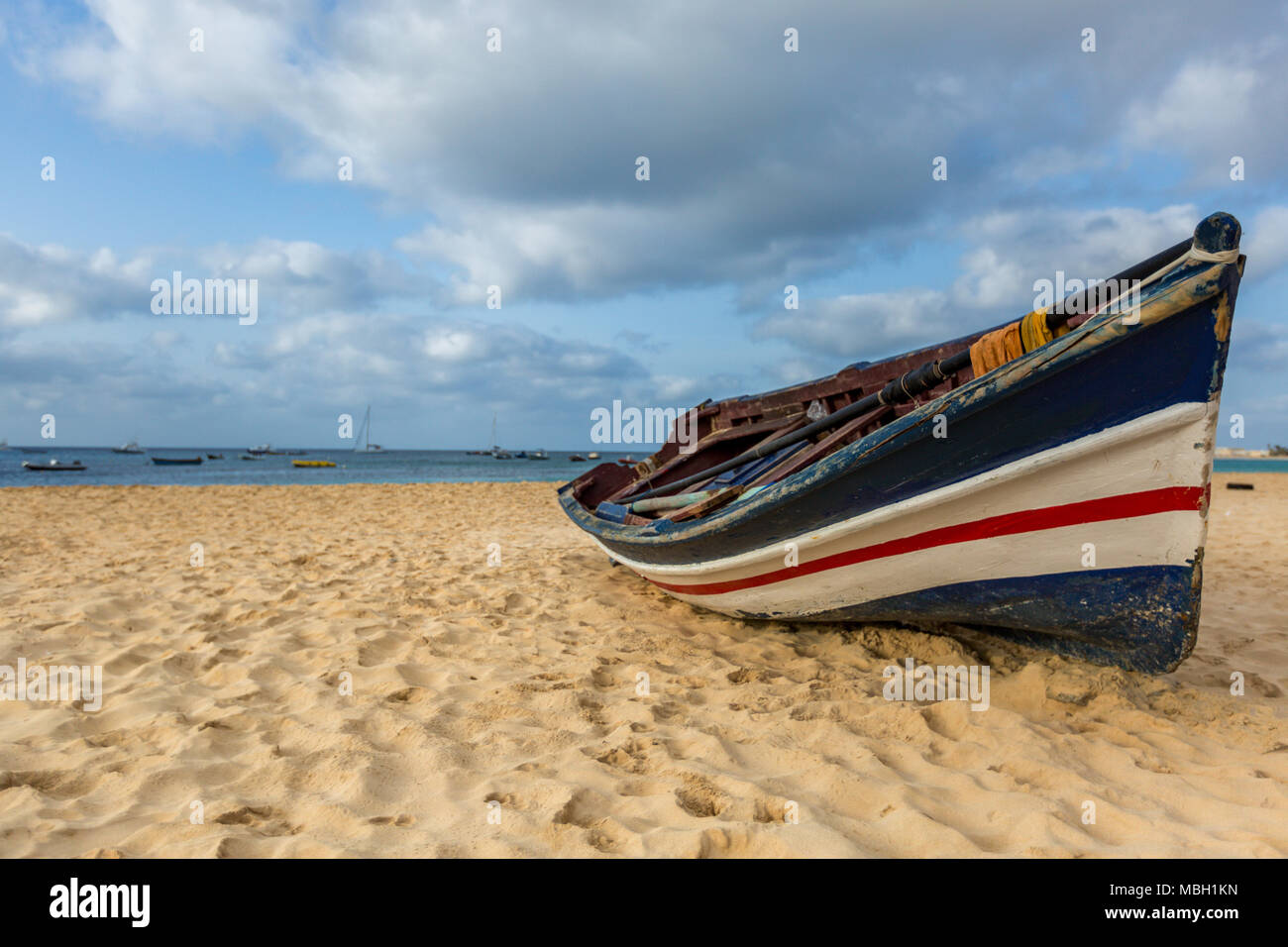 Bunte Fischerboot am Strand von der Insel Sal, Kap Verde, Cabo Verde Stockfoto