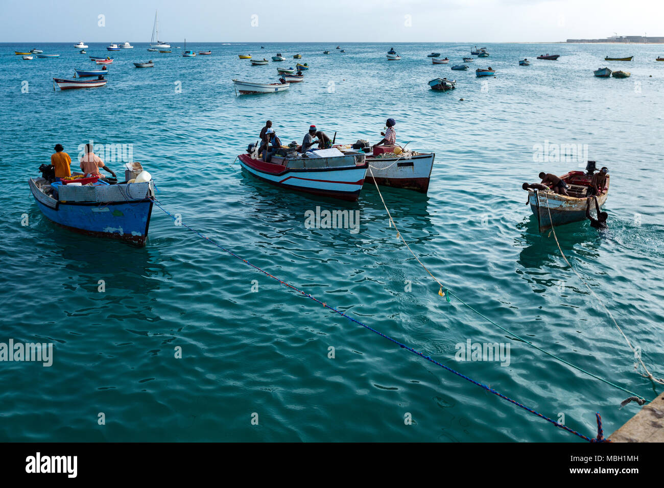 Fishermans in Boote auf dem blauen Wasser des Ozeans in der Nähe von Santa Maria, Sal, Kap Verde, Cabo Verde Stockfoto
