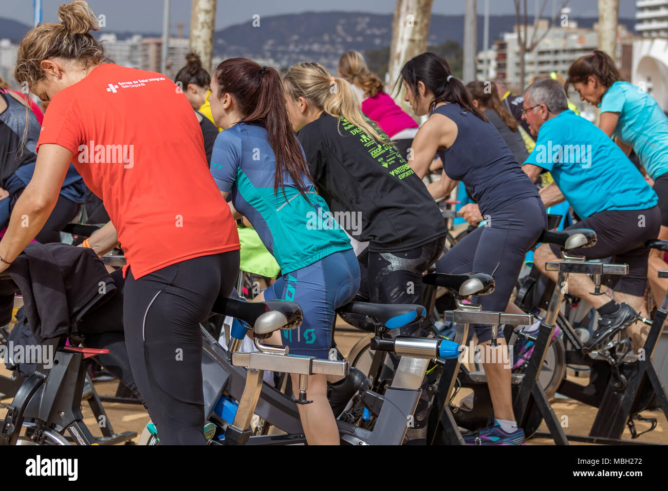 Sport und Gesundheit Tag im Freien an der Costa Brava in der Stadt Palamós. Die Spinnerei Klasse. 07. 04. 2018 Stadt Palamos in Spanien Stockfoto