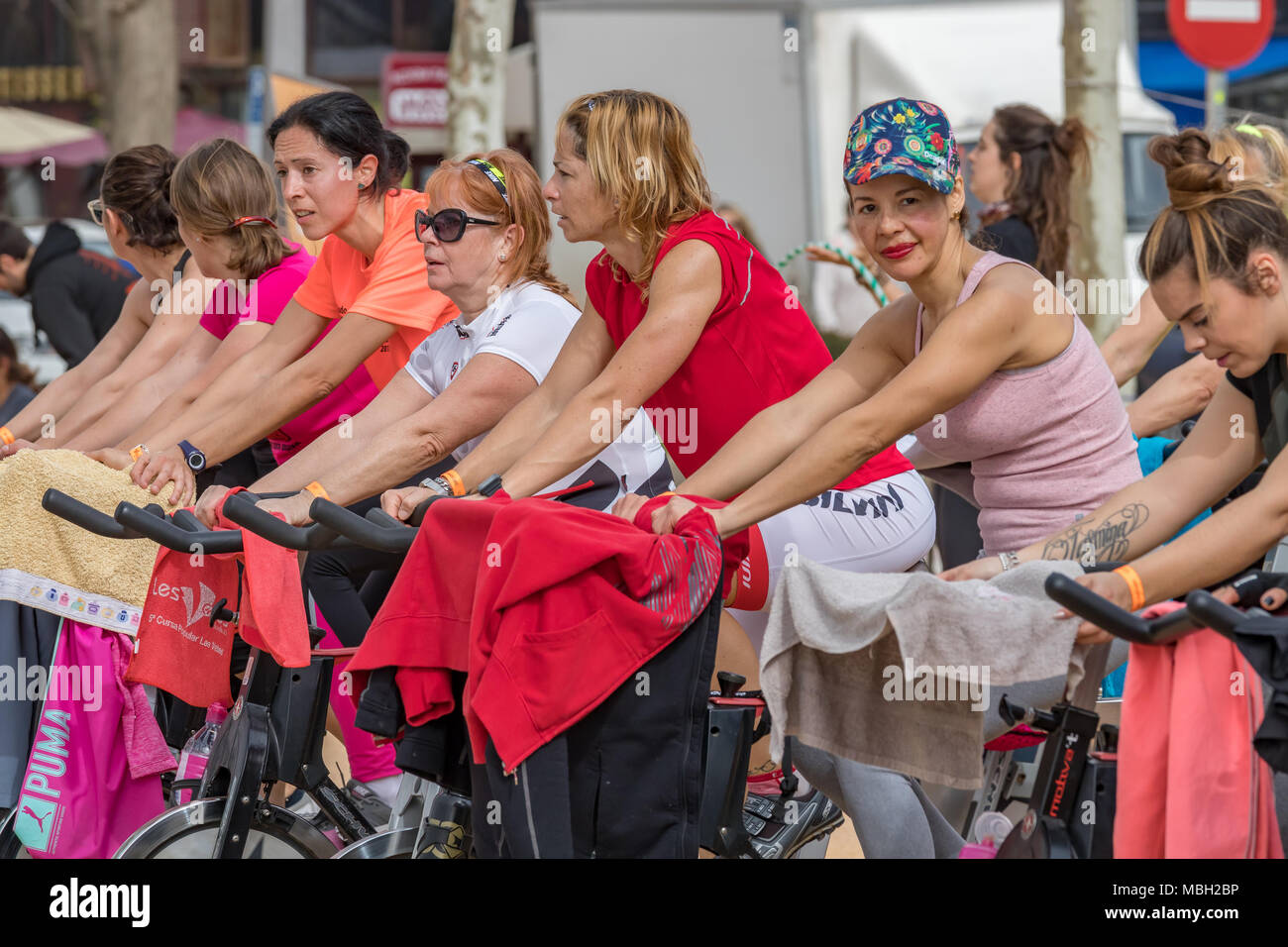 Sport und Gesundheit Tag im Freien an der Costa Brava in der Stadt Palamós. Die Spinnerei Klasse. 07. 04. 2018 Stadt Palamos in Spanien Stockfoto