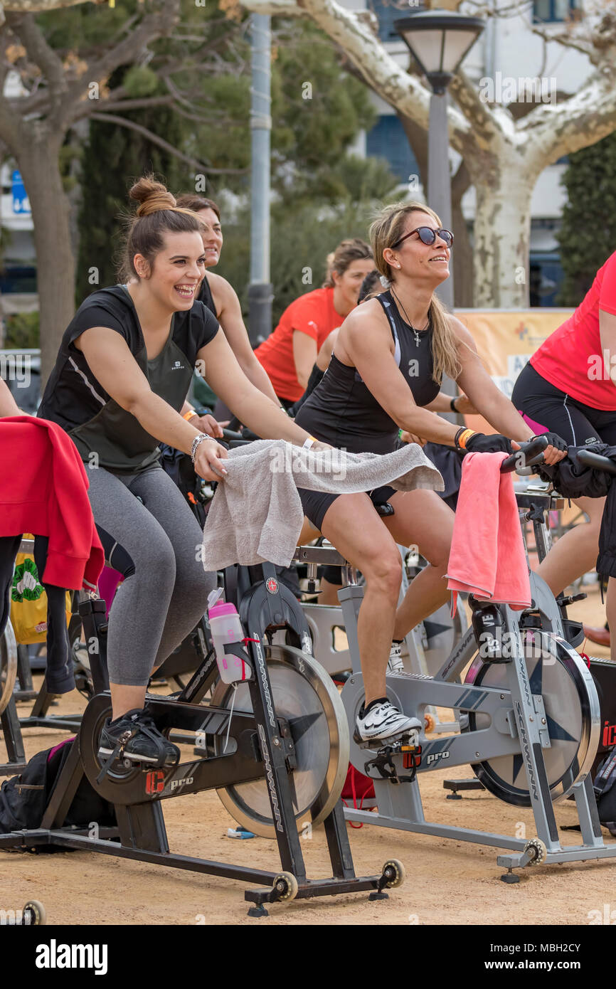 Sport und Gesundheit Tag im Freien an der Costa Brava in der Stadt Palamós. Die Spinnerei Klasse. 07. 04. 2018 Stadt Palamos in Spanien Stockfoto