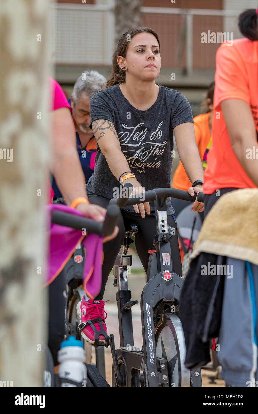Sport und Gesundheit Tag im Freien an der Costa Brava in der Stadt Palamós. Die Spinnerei Klasse. 07. 04. 2018 Stadt Palamos in Spanien Stockfoto