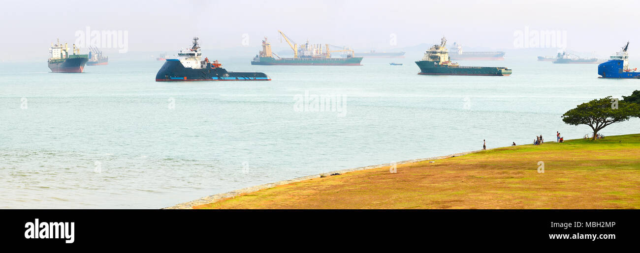 Industrielle Frachtschiffe in der Hafen von Singapur. Stockfoto