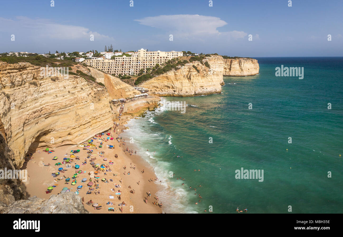 CARVOEIRO, PORTUGAL - 25. AUGUST 2016: Luftaufnahme von Touristen Sonnenbaden am Strand von Carvoeiro in Portugal Stockfoto