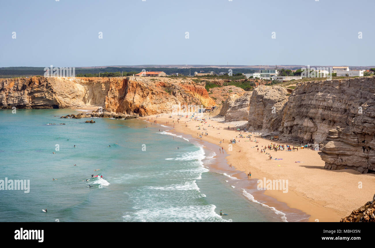SAGRES, PORTUGAL - 25. AUGUST 2016: Luftaufnahme der Surfer auf Sandstrand in der Nähe von Sagres in Portugal Stockfoto