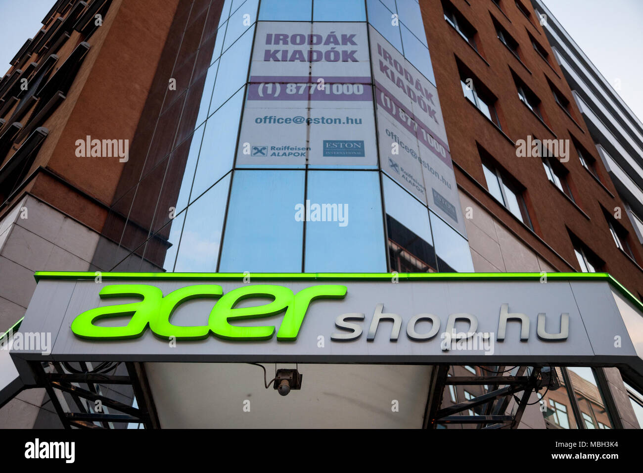 BUDAPEST, Ungarn - April 6, 2018: Acer Logo auf Ihren Shop für Ungarn im Laufe des Abends. Acer ist einer der größten Computerhersteller in der Stockfoto