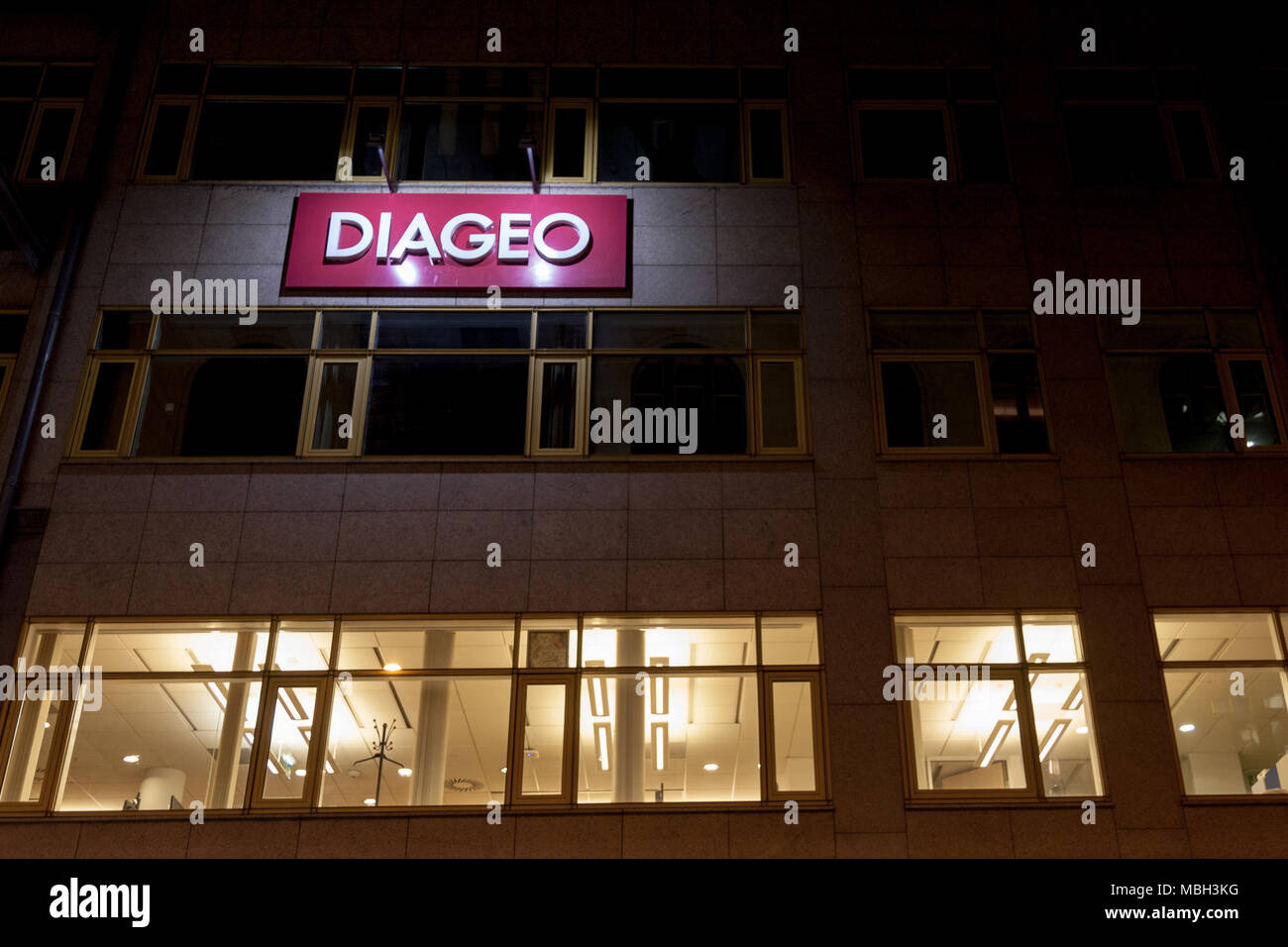 BUDAPEST, Ungarn - April 6, 2018: Diageo Logo auf ihren Budapest Hauptsitz. Diageo ist eine britische multinationale alkoholische Getränke Firmenlogo für D Stockfoto BUDAPEST, Ungarn - April 6, 2018: Diageo Logo auf ihren Budapest Hauptsitz. Diageo ist eine britische multinationale alkoholische Getränke Firmenlogo für D Stockfoto