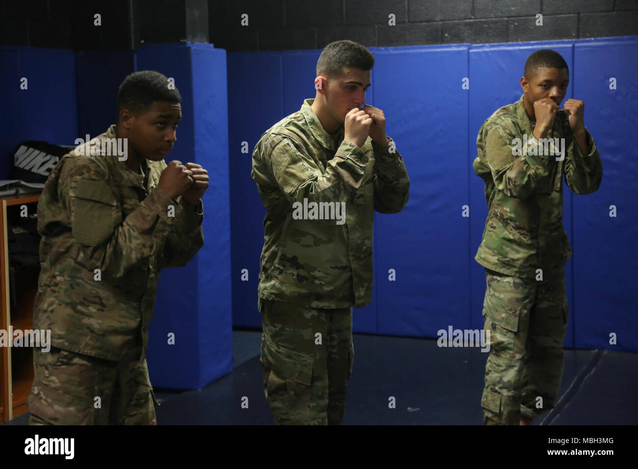 Us-Armee Soldaten der 55th Signal Company (Bekämpfung der Kamera) führt eine Kampfstellung Während des Basic Combatives Kurs an Gaffney Fitnesscenter am Fort George G Meade, Maryland, Dec 11, 2017. Die Army combatives Programm erweitert die Kampftruppe Bereitschaft, durch den Aufbau von persönlichen Mut, Vertrauen und Ausfallsicherheit sowie deren situative Reaktionsfähigkeit quartal Bedrohungen im betrieblichen Umfeld zu schließen. Stockfoto