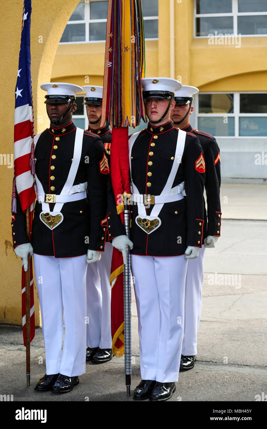 Das US Marine Corps Color Guard trägt die Nationale und US Marine Corps Schlacht Farben während der West Coast Tour Performance bei Marine Corps Depot Rekrutieren (MCRD), San Diego, Ca., 17. März 2018. Das Publikum Mitglieder der Zeremonie enthalten viele aktuelle rekruten sowie Bohren Ausbilder von mcrd San Diego. Stockfoto