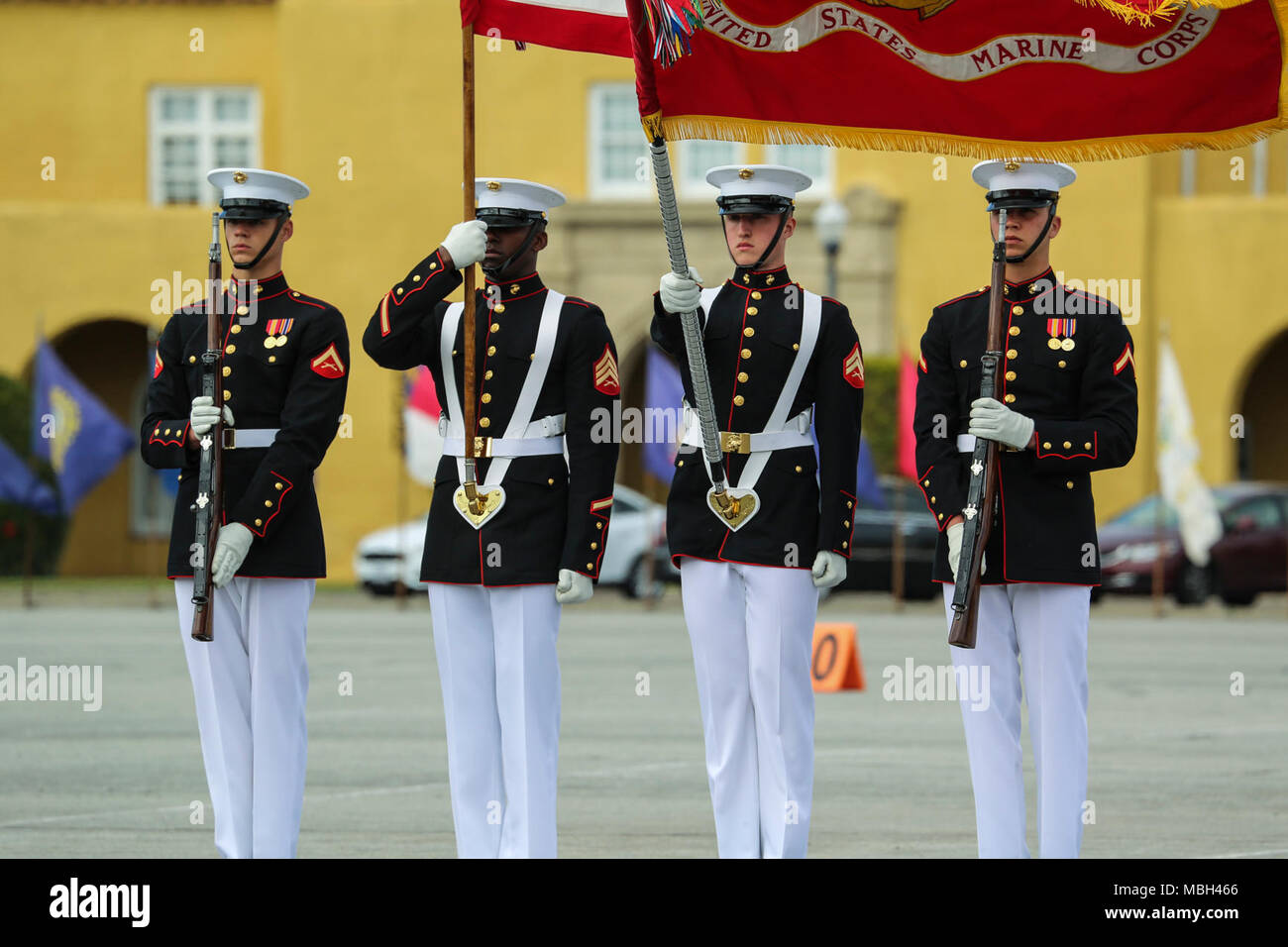 Das US Marine Corps Color Guard stellt die Nationale und US Marine Corps Schlacht Farben während der West Coast Tour Performance bei Marine Corps Depot Rekrutieren (MCRD), San Diego, Ca., 17. März 2018. Das Publikum Mitglieder der Zeremonie enthalten viele aktuelle rekruten sowie Bohren Ausbilder von mcrd San Diego. Stockfoto