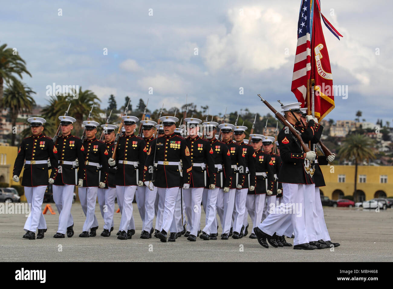 Marines mit dem US Marine Corps Schlacht Farbe loslösung Verhalten passieren auf den Abschluss des West Coast Tour Performance bei Marine Corps Depot Rekrutieren (MCRD), San Diego, Ca., 17. März 2018. Die mcrd San Diego Leistungen zeichnete die West Coast Tour zu Ende, und die Marines wird Vorbereitung nach Washington D.C. zurück für dieses kommende Parade Saison vorzubereiten. Stockfoto